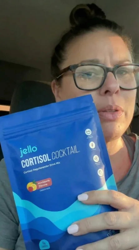 Kundin hält den Jello Cortisol Cocktail Beutel in die Kamera.