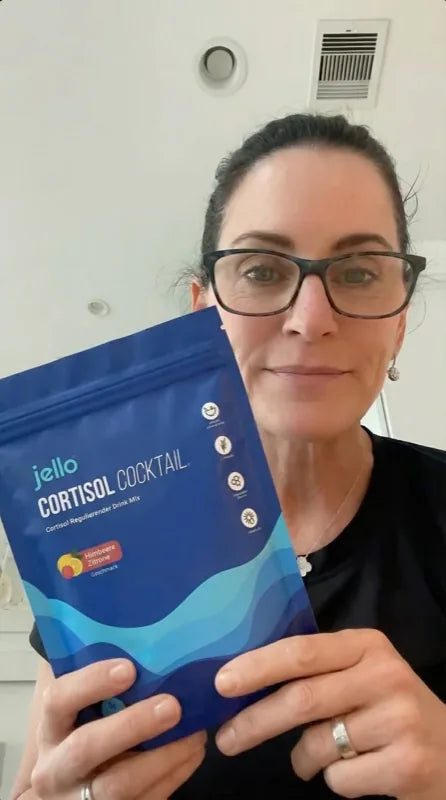 Kundin hält den Jello Cortisol Cocktail Beutel vor die Kamera.